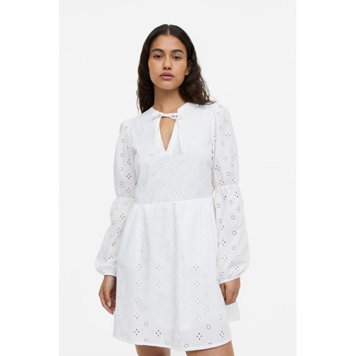 H & M - Trapezowa sukienka z haftem angielskim - Biały H & M L H&M