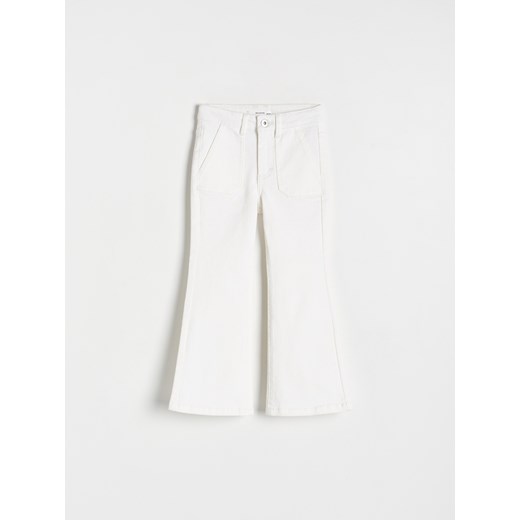 Reserved - Elastyczne jeansy flare - złamana biel ze sklepu Reserved w kategorii Spodnie dziewczęce - zdjęcie 169602059
