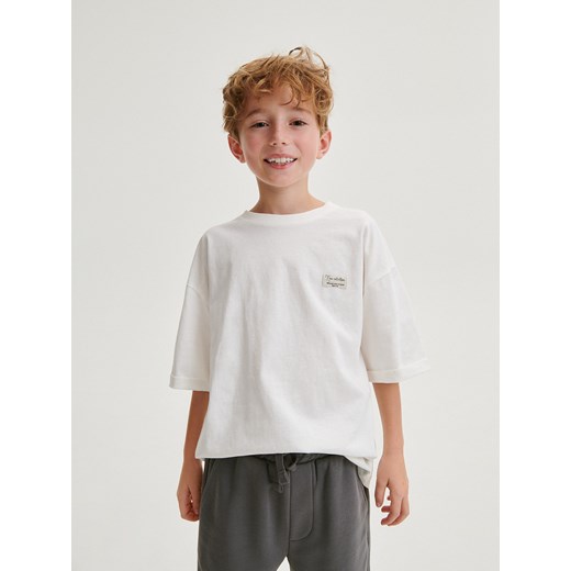 Reserved - T-shirt oversize z naszywką - złamana biel ze sklepu Reserved w kategorii T-shirty chłopięce - zdjęcie 169606628