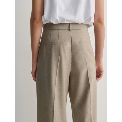 Beżowe spodnie damskie Reserved 