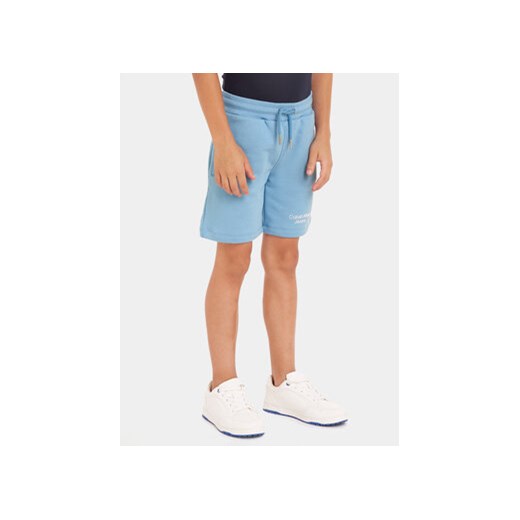 Calvin Klein Jeans Szorty sportowe Stack Logo IB0IB01290 Niebieski Regular Fit ze sklepu MODIVO w kategorii Spodenki chłopięce - zdjęcie 169634497