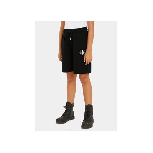 Calvin Klein Jeans Szorty sportowe Monogram IU0IU00578 Czarny Relaxed Fit ze sklepu MODIVO w kategorii Spodenki chłopięce - zdjęcie 169635045