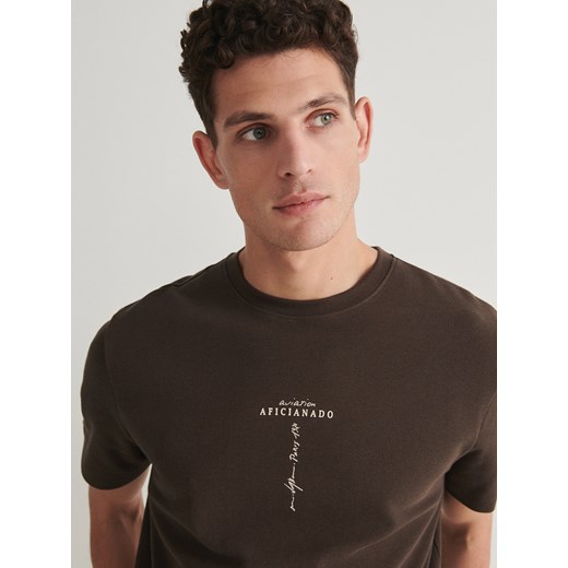 Reserved - T-shirt regular fit z nadrukiem - ciemnozielony ze sklepu Reserved w kategorii T-shirty męskie - zdjęcie 169640406