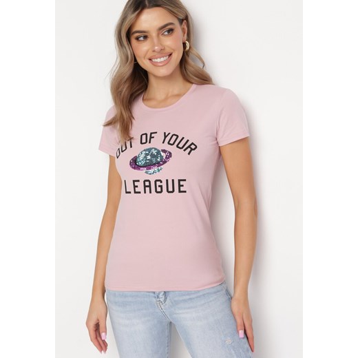 Różowy Bawełniany T-shirt z Ozdobnym Cekinowym Nadrukiem i Napisami Olumi ze sklepu Born2be Odzież w kategorii Bluzki damskie - zdjęcie 169646007
