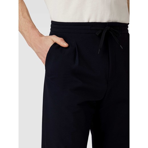 Spodnie o kroju regular fit z zakładkami w pasie i fakturowanym wzorem model 98 Peek&Cloppenburg 