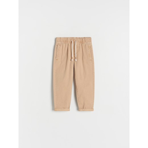 Reserved - Bawełniane spodnie chino - beżowy ze sklepu Reserved w kategorii Spodnie i półśpiochy - zdjęcie 169661197