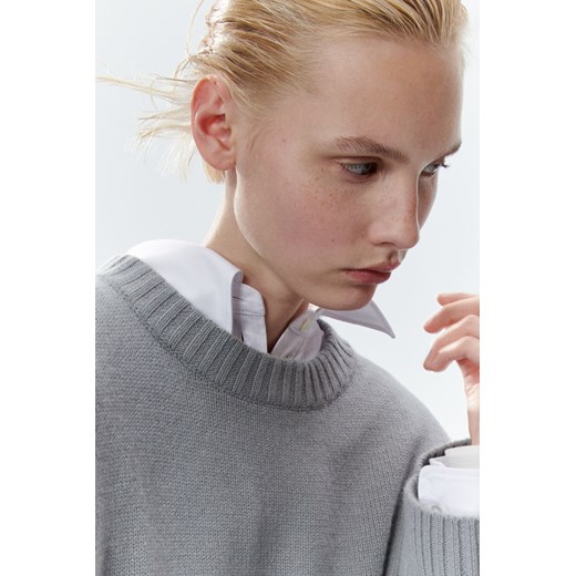 Szary sweter damski H & M z okrągłym dekoltem casual 