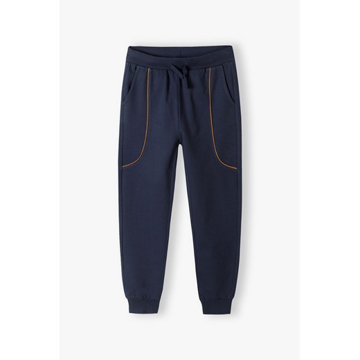 Granatowe spodnie dresowe regular dla chłopca ze sklepu 5.10.15 w kategorii Spodnie chłopięce - zdjęcie 169684606