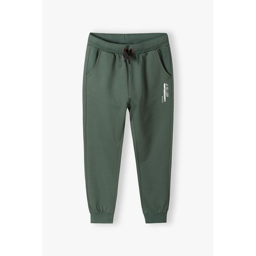 Zielone spodnie dresowe regular dla chłopca ze sklepu 5.10.15 w kategorii Spodnie chłopięce - zdjęcie 169685516