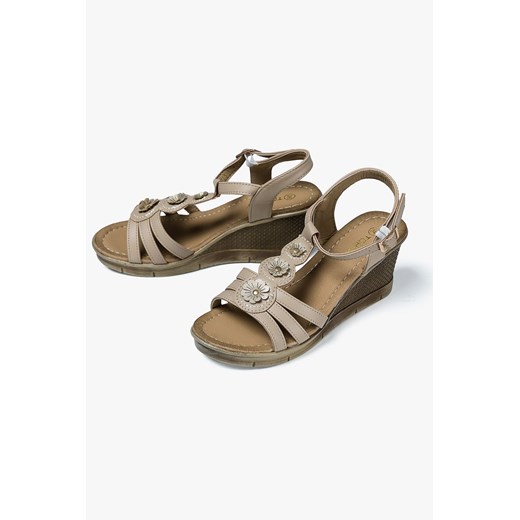 Beżowe sandały na koturnie ze sklepu 5.10.15 w kategorii Sandały damskie - zdjęcie 169688756