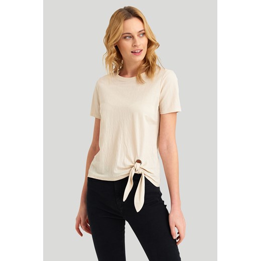 T-shirt damski z ozdobnym wiązaniem beżowy ze sklepu 5.10.15 w kategorii Bluzki damskie - zdjęcie 169691475