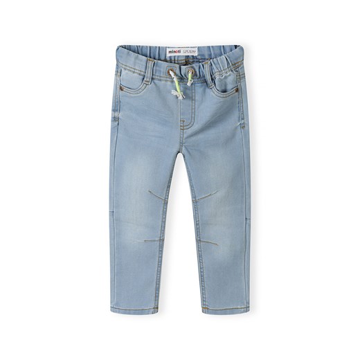 Jasne jeansy ze ściągaczem dla małego chłopca ze sklepu 5.10.15 w kategorii Spodnie chłopięce - zdjęcie 169700419