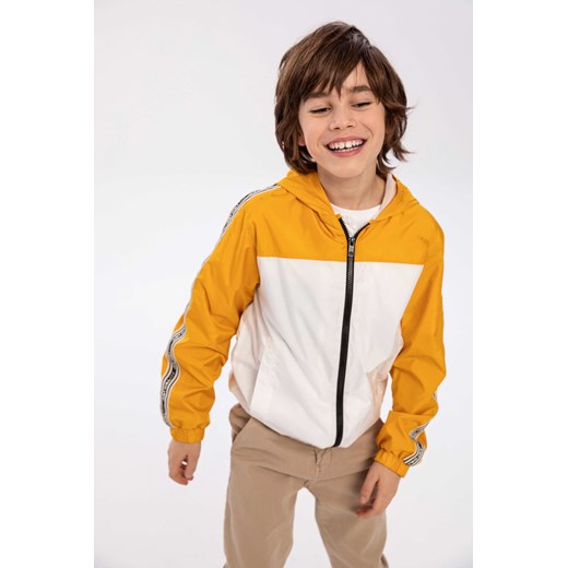 Żółta kurtka typu wiatrówka dla chłopca z kapturem ze sklepu 5.10.15 w kategorii Kurtki chłopięce - zdjęcie 169704157