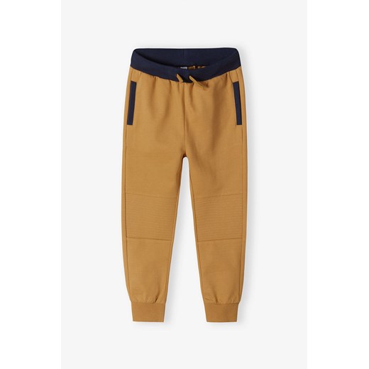 Spodnie dresowe chłopięce w kolorze musztardowym ze sklepu 5.10.15 w kategorii Spodnie i półśpiochy - zdjęcie 169704407