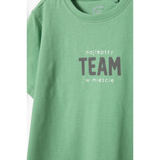 Bawełniany t-shirt męski z napisem Najlepszy Team w mieście - zielony Family Concept By 5.10.15. XXL okazja 5.10.15