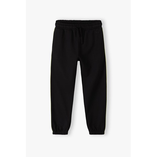 Czarne spodnie dresowe typu joggersy z lampasami - Lincoln&Sharks ze sklepu 5.10.15 w kategorii Spodnie chłopięce - zdjęcie 169705296