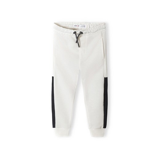 Białe spodnie dresowe dla niemowlaka z paskami ze sklepu 5.10.15 w kategorii Spodnie i półśpiochy - zdjęcie 169706098