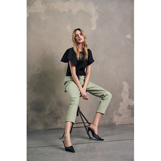 Bawełniane spodnie jeansowe damskie zielone ze sklepu 5.10.15 w kategorii Jeansy damskie - zdjęcie 169706738