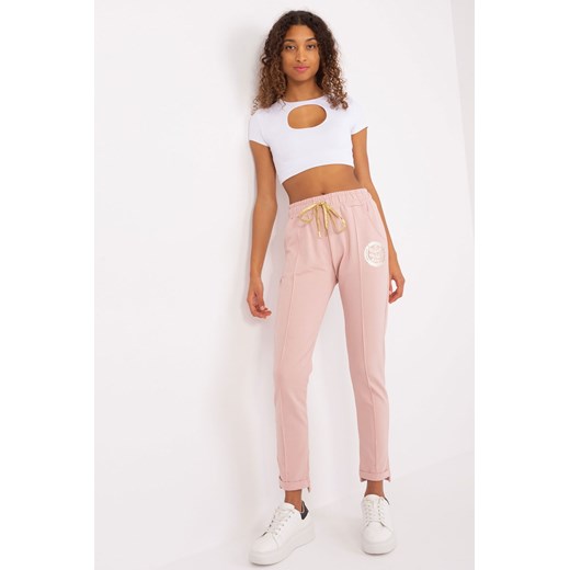 Spodnie dresowe z aplikacją jasny różowy ze sklepu 5.10.15 w kategorii Spodnie damskie - zdjęcie 169707776