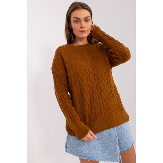 Jasnobrązowy klasyczny sweter damski z warkoczami ze sklepu 5.10.15 w kategorii Swetry damskie - zdjęcie 169709529