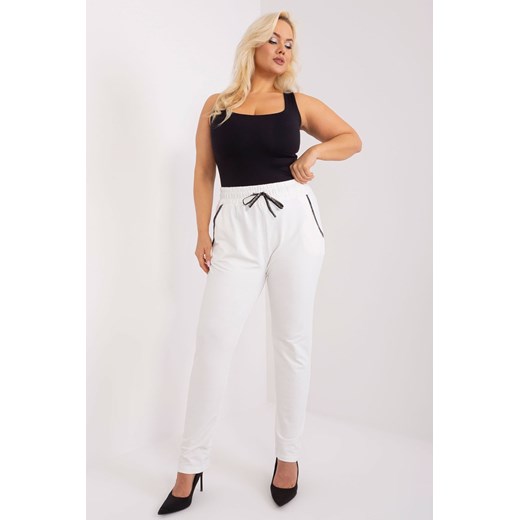 Dresowe spodnie plus size z troczkami ecru ze sklepu 5.10.15 w kategorii Spodnie damskie - zdjęcie 169713349