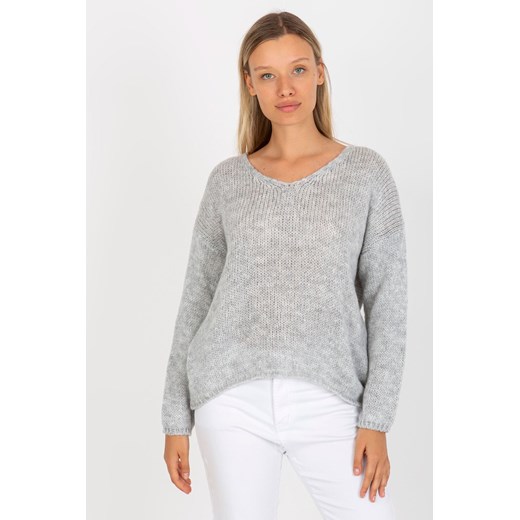 Szary sweter oversize z dekoltem w serek OCH BELLA ze sklepu 5.10.15 w kategorii Swetry damskie - zdjęcie 169715556