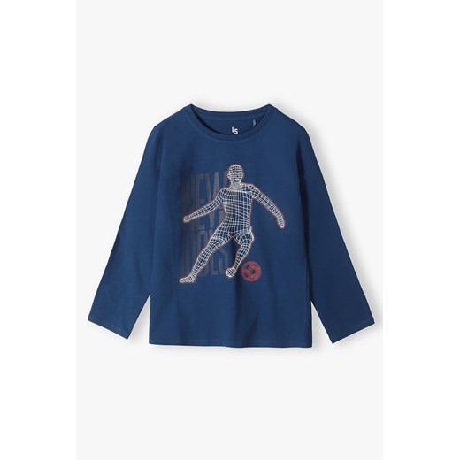 Bluzka chłopięca z nadrukiem piłkarza - długi rękaw granatowa ze sklepu 5.10.15 w kategorii T-shirty chłopięce - zdjęcie 169718625