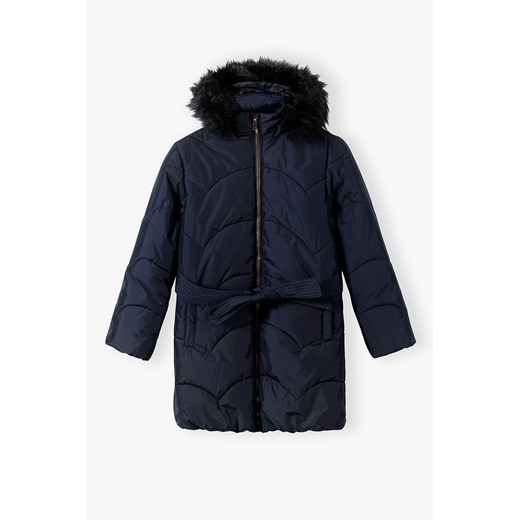 Pikowany granatowy płaszcz zimowy dla dziewczynki z wiązaniem 4A4303 ze sklepu 5.10.15 w kategorii Kurtki dziewczęce - zdjęcie 169720659