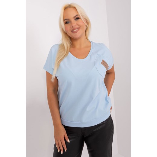 Jasnoniebieska bluzka plus size z kieszonką ze sklepu 5.10.15 w kategorii Bluzki damskie - zdjęcie 169721297
