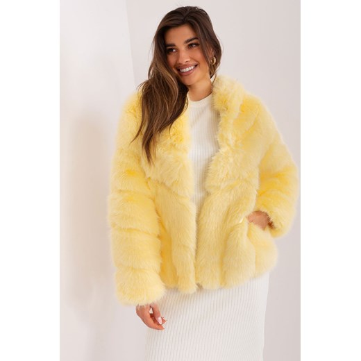 Jasnożółta kurtka futrzana z zapięciem na haftki ze sklepu 5.10.15 w kategorii Kurtki damskie - zdjęcie 169721797