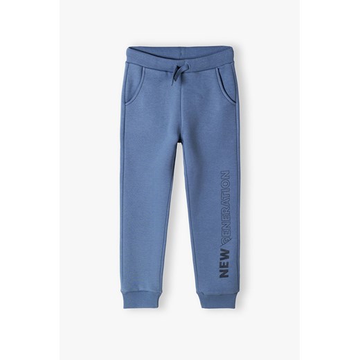 Spodnie dresowe niebieskie z napisem na nogawce- New generation ze sklepu 5.10.15 w kategorii Spodnie chłopięce - zdjęcie 169726666