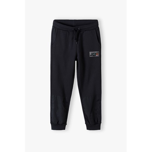 Spodnie dresowe ocieplane dla chłopca regular- czarne ze sklepu 5.10.15 w kategorii Spodnie chłopięce - zdjęcie 169726757