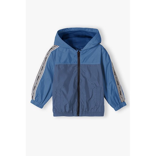 Niebieska kurtka typu wiatrówka dla chłopca z kapturem ze sklepu 5.10.15 w kategorii Kurtki chłopięce - zdjęcie 169727326