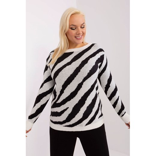 Sweter plus size ze zwierzęcym motywem biało-czarny ze sklepu 5.10.15 w kategorii Swetry damskie - zdjęcie 169727769