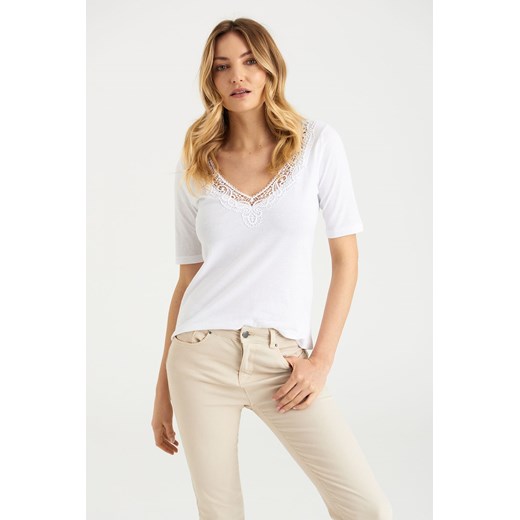 T-shirt damski z ozdobnym dekoltem biały ze sklepu 5.10.15 w kategorii Bluzki damskie - zdjęcie 169728349