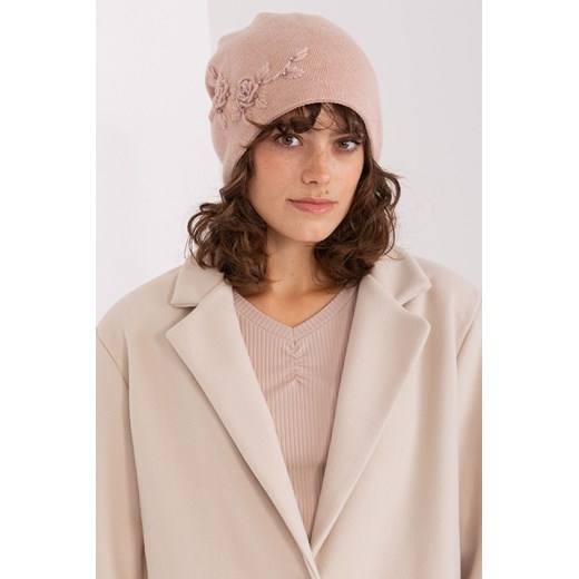 Brudnoróżowa czapka zimowa z haftem ze sklepu 5.10.15 w kategorii Czapki zimowe damskie - zdjęcie 169730717