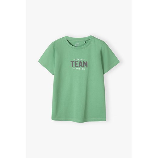 Bawełniany t-shirt męski z napisem Najlepszy Team w mieście - zielony ze sklepu 5.10.15 w kategorii T-shirty męskie - zdjęcie 169731305