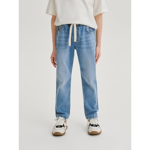 Reserved - Elastyczne jeansy carrot - niebieski ze sklepu Reserved w kategorii Spodnie chłopięce - zdjęcie 169740747
