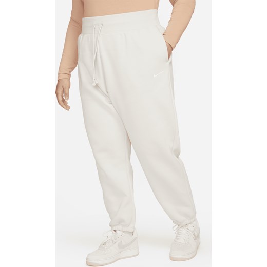 Damskie spodnie dresowe o kroju oversize z wysokim stanem Nike Sportswear Phoenix Fleece (duże rozmiary) - Brązowy ze sklepu Nike poland w kategorii Spodnie damskie - zdjęcie 169754776