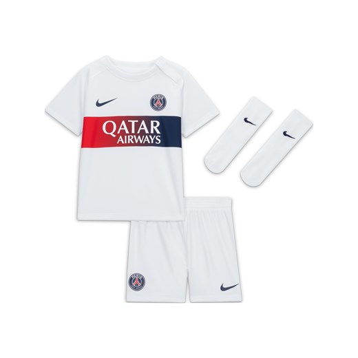 Trzyczęściowy strój dla niemowląt i maluchów Nike Dri-FIT Paris Saint-Germain 2023/24 (wersja wyjazdowa) - Biel ze sklepu Nike poland w kategorii Komplety niemowlęce - zdjęcie 169754867