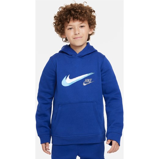 Dzianinowa bluza z kapturem i grafiką dla dużych dzieci (chłopców) Nike Sportswear - Niebieski ze sklepu Nike poland w kategorii Bluzy chłopięce - zdjęcie 169754945