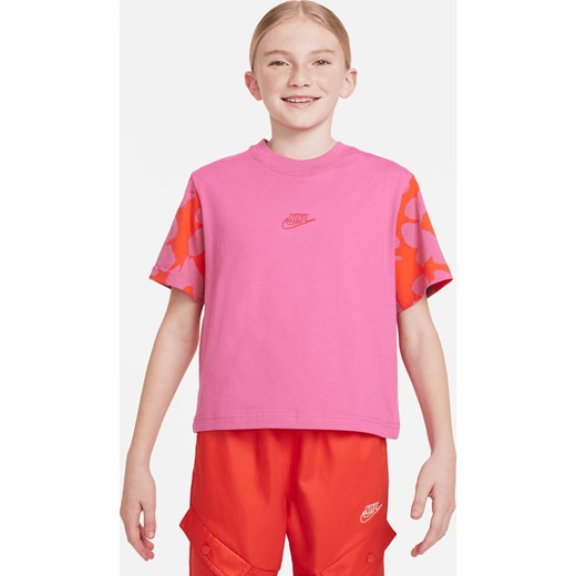 Pudełkowy T-shirt dla dużych dzieci (dziewcząt) Nike Sportswear - Czerwony ze sklepu Nike poland w kategorii Bluzki dziewczęce - zdjęcie 169755006
