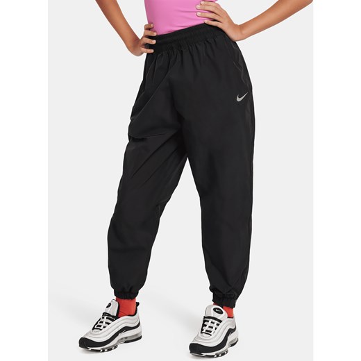 Spodnie z tkaniny dla dużych dzieci (dziewcząt) Nike Sportswear - Czerń ze sklepu Nike poland w kategorii Spodnie dziewczęce - zdjęcie 169755059