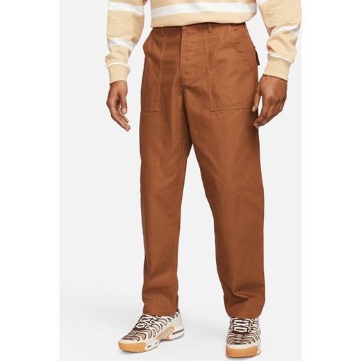 Spodnie męskie Fatigue Nike Life - Brązowy ze sklepu Nike poland w kategorii Spodnie męskie - zdjęcie 169755096