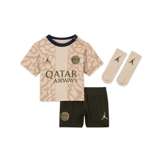 Trzyczęściowy strój piłkarski dla niemowląt i maluchów Nike Paris Saint-Germain 2023/24 (wersja czwarta) - Brązowy ze sklepu Nike poland w kategorii Komplety niemowlęce - zdjęcie 169755099