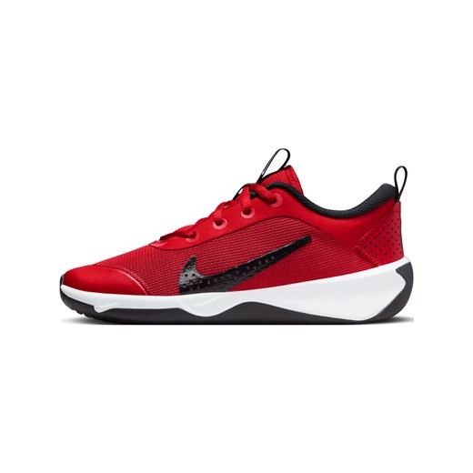 Buty halowe dla dużych dzieci Nike Omni Multi-Court - Czerwony ze sklepu Nike poland w kategorii Buty sportowe dziecięce - zdjęcie 169755128