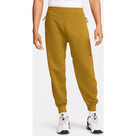 Męskie uniwersalne spodnie Therma-FIT Nike A.P.S. - Brązowy ze sklepu Nike poland w kategorii Spodnie męskie - zdjęcie 169755195