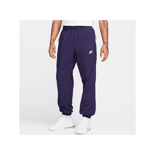 Męskie spodnie z tkaniny na zimę Nike Windrunner - Fiolet ze sklepu Nike poland w kategorii Spodnie męskie - zdjęcie 169755248