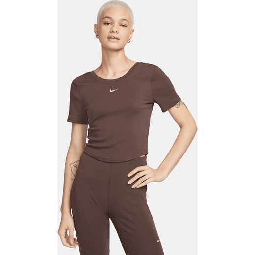 Damska przylegająca koszulka z krótkim rękawem i półokrągłym tyłem w drobny prążek Nike Sportswear Chill Knit - Brązowy ze sklepu Nike poland w kategorii Bluzki damskie - zdjęcie 169755406