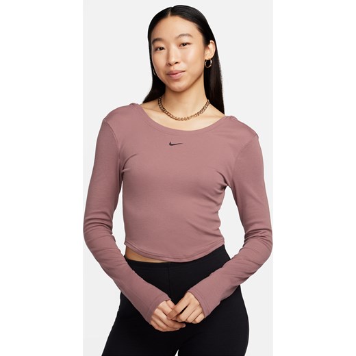 Damska przylegająca koszulka z długim rękawem i półokrągłym tyłem w drobny prążek Nike Sportswear Chill Knit - Fiolet ze sklepu Nike poland w kategorii Bluzki damskie - zdjęcie 169755598